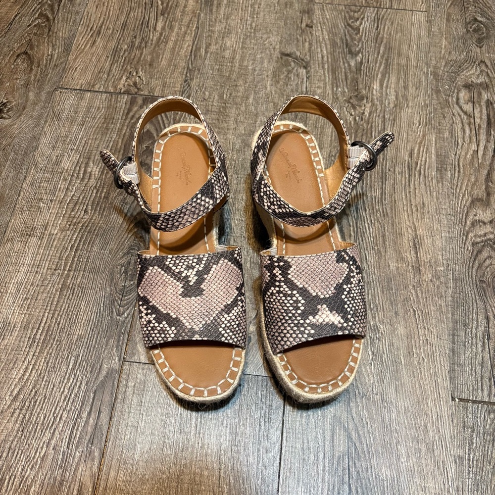Universal thread size 9 sandals NWOT
